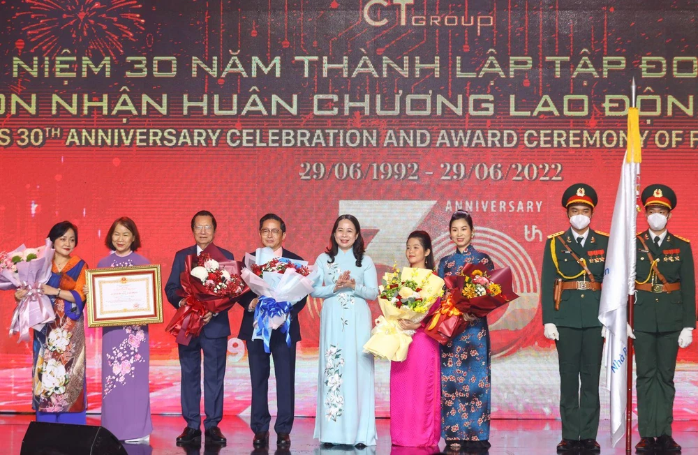 Bà Võ Thị Ánh Xuân chúc mừng những thành tích của tập thể và cá nhân tại Tập đoàn CT Group