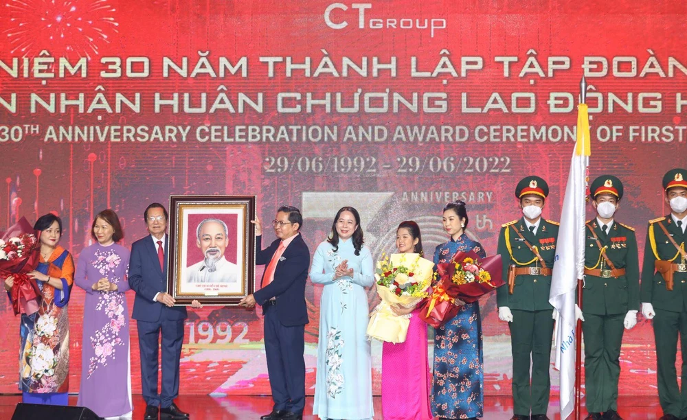 Phó Chủ tịch nước Võ Thị Ánh Xuân tặng tập đoàn CT Group bức ảnh Chủ tịch Hồ Chí Minh