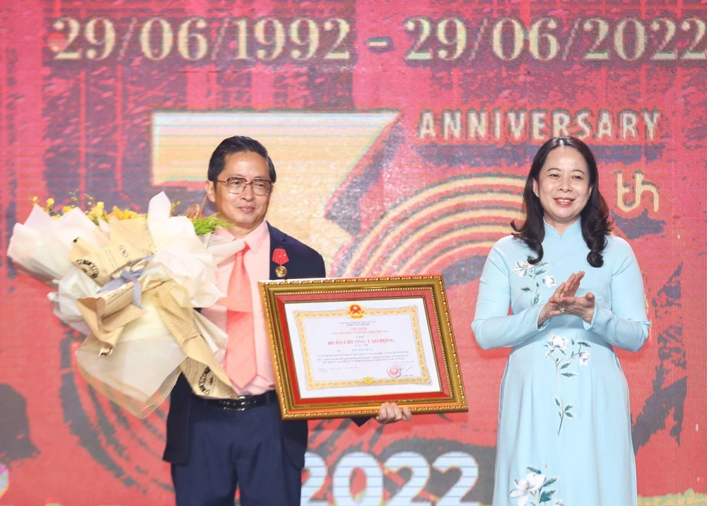 Ông Trần Kim Chung đón nhận Huân chương Lao động hạng Nhì từ Phó Chủ tịch nước Võ Thị Ánh Xuân.