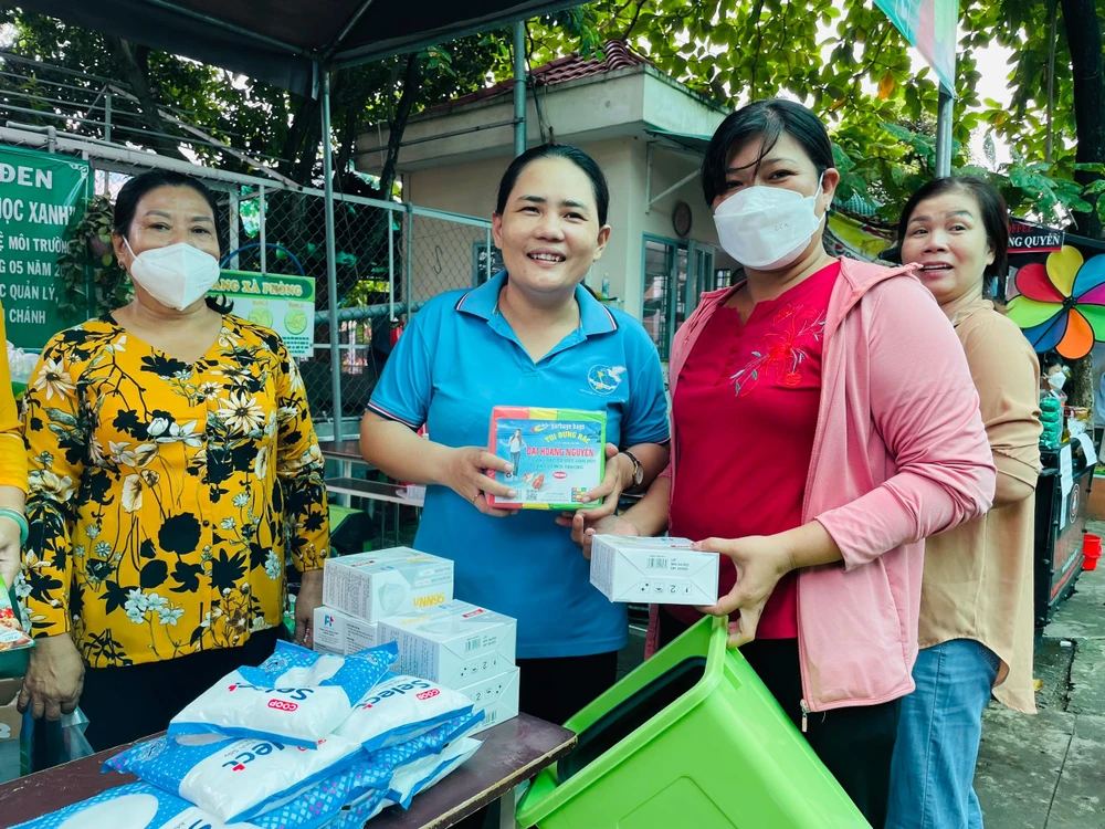 Đổi rác thải nhựa lấy nhiều món quà ý nghĩa và thiết thực. Ảnh:VIỆT HOA