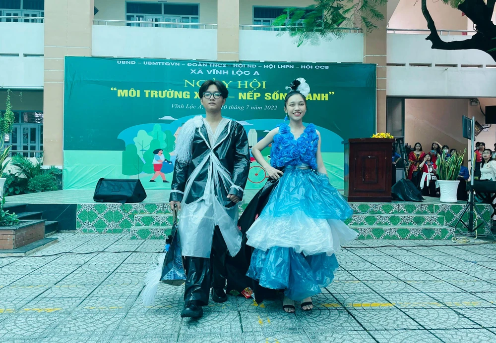 Hội thi trình diễn thời trang từ sản phẩm tái chế thu hút rất nhiều bạn trẻ tại xã Vĩnh Lộc A tham gia. Ảnh: VIỆT HOA