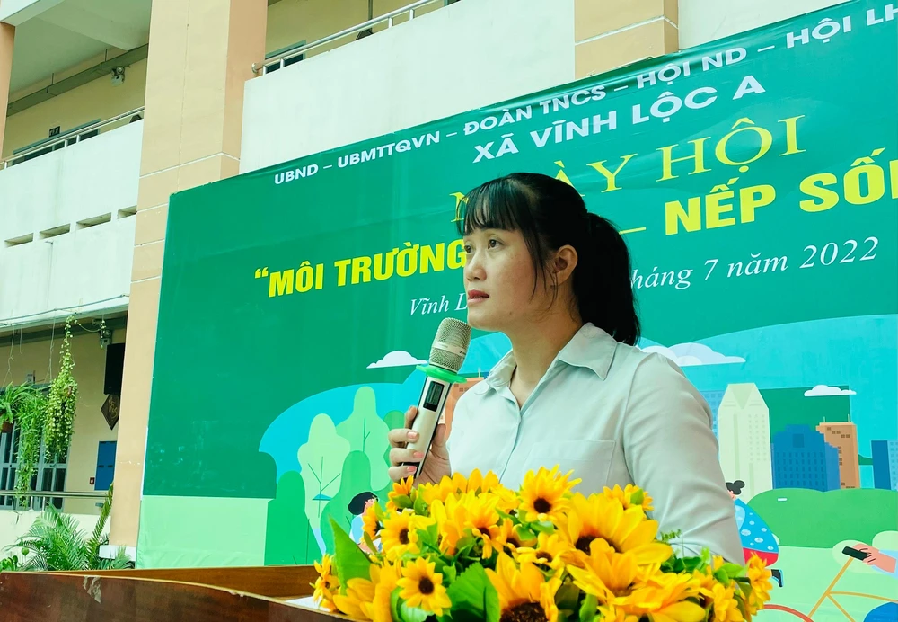 Bà Lại Thị Bích Trâm, Chủ tịch UBND xã Vĩnh Lộc A kêu gọi người dân tham gia phân loại, thu gom tái chế rác, hạn chế thải rác thải nhựa ra môi trường. Ảnh: VIỆT HOA