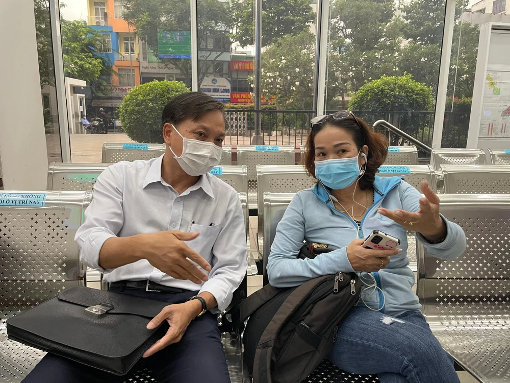 Bà Nguyễn Thị Vân Trang, phường 16, quận 4 đến làm thủ tục xin phép xây dựng tại bộ phận một cửa ngày 13-7. Trong hình là ông Nguyễn Văn Đạt, Phó Ban Pháp chế - HĐND TP thăm bộ phận một cửa và hỏi thăm bà Trang về cách tiếp nhận, giải quyết hồ sơ cấp phép xây dựng của bà tại quận 4. Ảnh VIỆT HOA