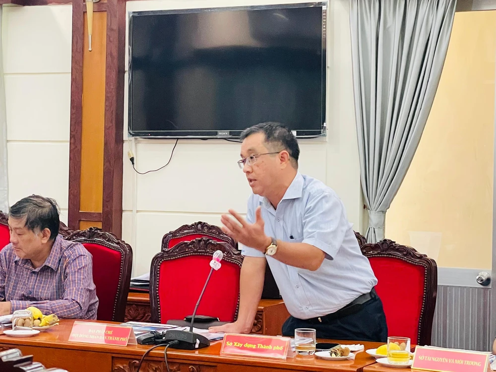 Phó Giám đốc Sở Xây dựng Huỳnh Thanh Khiết cho biết TP đang chuẩn bị ban hành quy trình tiếp nhận, giải quyết hồ sơ để giải quyết những vướng mắc hiện nay. Ảnh VIỆT HOA