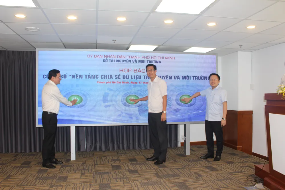 Giám đốc Sở TN&MT Nguyễn Toàn Thắng cùng Phó ban Tuyên giáo Thành uỷ Phạm Đức Hải và Phó Giám đốc Sở TTTT Từ Lương cùng bấm nút ra mắt cổng thông tin nền tảng chia sẻ dữ liệu ngành TN&MT