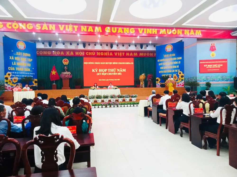 100% đại biểu HĐND huyện Bình Chánh nhất trí bầu ông Võ Đức Thanh làm Chủ tịch huyện Bình Chánh. Ảnh: VIỆT HOA