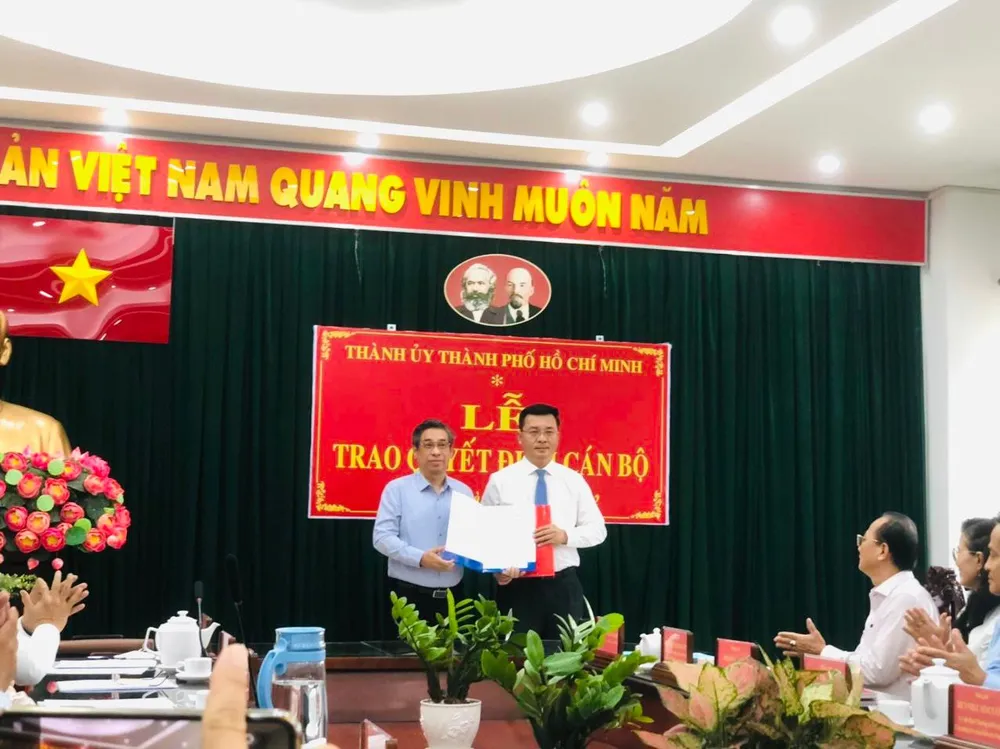 Ông Nguyễn Phước Lộc, Trưởng ban Tổ chức Thành ủy trao quyết định cho ông Võ Đức Thanh. Ảnh: VH