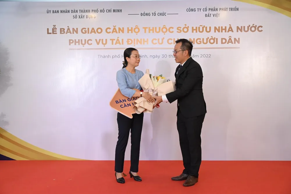 Ông Ngô Hồng Hải, Tổng giám đốc công ty cổ phần phát triển Đất Việt bàn giao các căn hộ cho bà Nguyễn Thị Thu Nga, Phó Giám đốc Sở Xây dựng, đại diện chủ sở hữu các căn hộ thuộc sở hữu nhà nước. Ảnh: VIỆT HOA