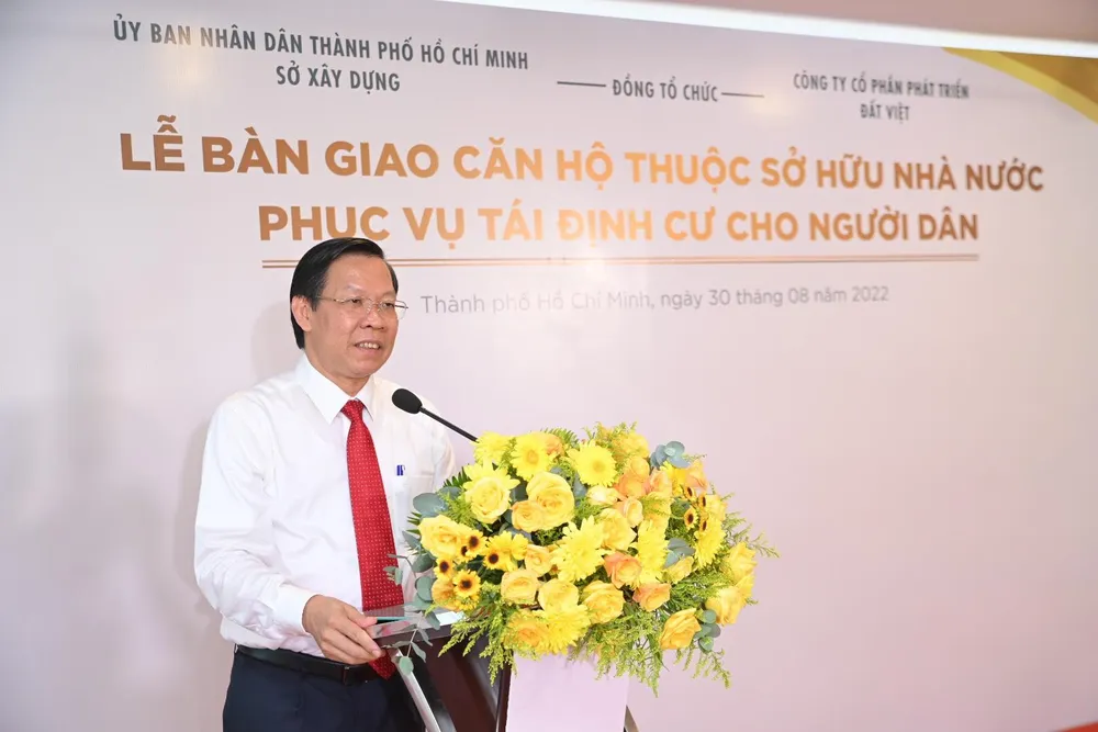 Chủ tịch UBND TP Phan Văn Mãi vui mừng phát biểu tại lễ bàn giao căn hộ tái định cư thuộc sở hữu nhà nước. Ảnh: Việt Hoa