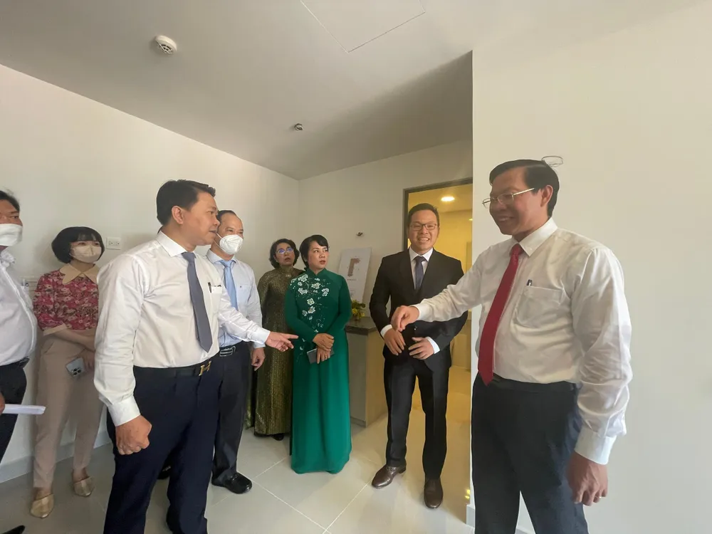 Ông Phan Văn Mãi tham quan căn hộ tái định cư tại dự án. Ảnh VH