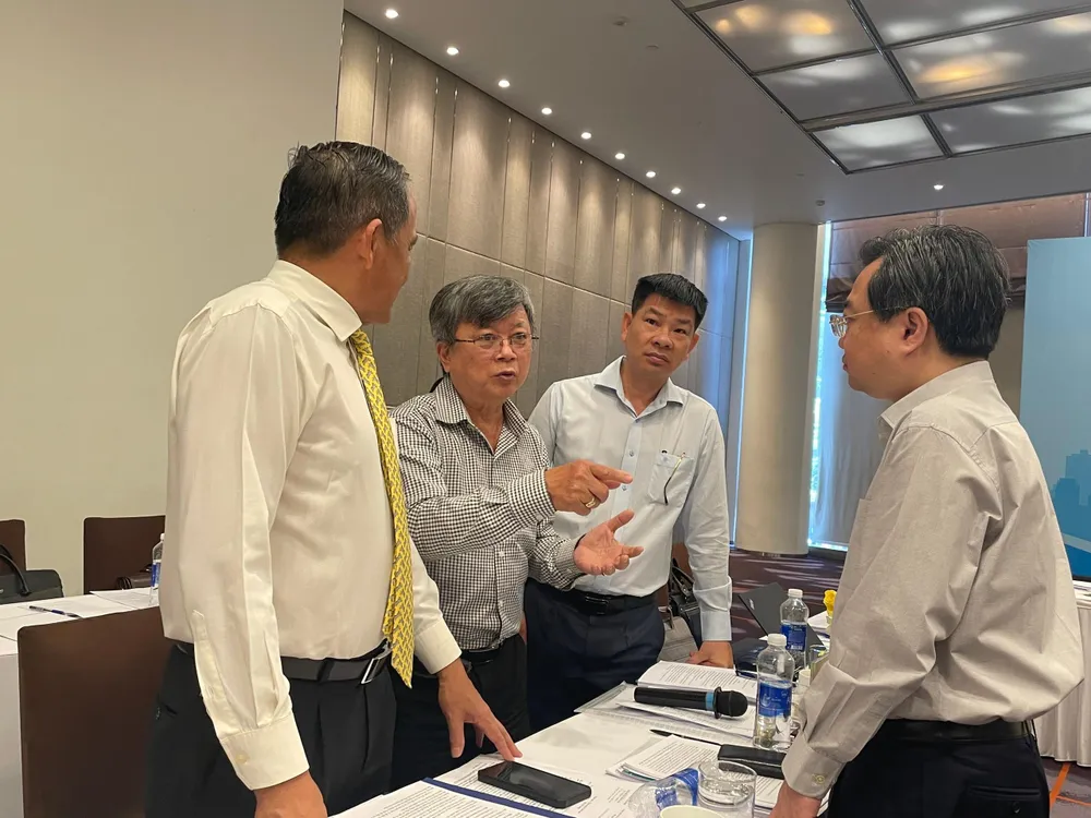 Bộ trưởng Nguyễn Thanh Nghị trao đổi với các đại biểu trong giờ giải lao. Ảnh VH