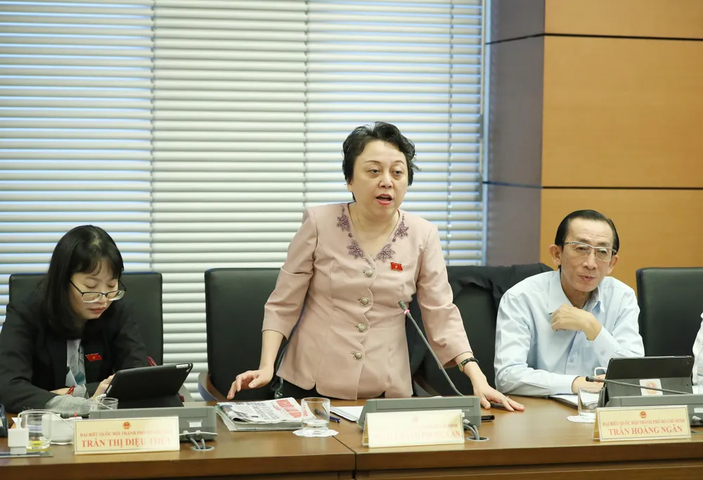 Đại biểu Phạm Khánh Phong Lan kiến nghị luật chỉ quy định Nhà nước thu hồi, trưng dụng đất cho mục đích an ninh, quốc phòng, các dự án còn lại để doanh nghiệp tự thương lượng với người dân. Ảnh:QUANG PHÚC