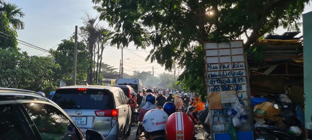 Các tuyến đường xung quanh cũng ùn ứ do người dân tìm cách để thoát kẹt xe tại cầu Rạch Chiếc. Ảnh HMT