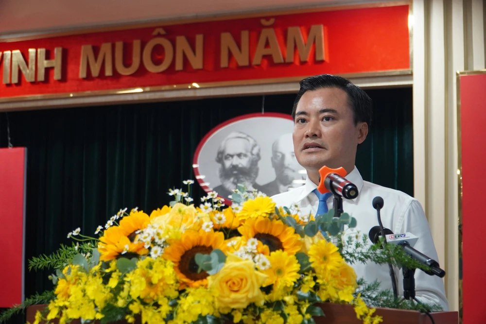 Phó Chủ tịch UBND TP Bùi Xuân Cường đề nghị Sở Xây dựng tập trung giải quyết các điểm nghẽn, đẩy mạnh cải cách hành chính, cải thiện môi trường đầu tư, có cách làm linh hoạt, sáng tạo phục vụ phát triển nhà ở, thị trường bất động sản. Ảnh VH Phó Chủ tịch UBND TP Bùi Xuân Cường đề nghị Sở Xây dựng tập trung giải quyết các điểm nghẽn, đẩy mạnh cải cách hành chính, cải thiện môi trường đầu tư, có cách làm linh hoạt, sáng tạo phục vụ phát triển nhà ở, thị trường bất động sản. Ảnh VH