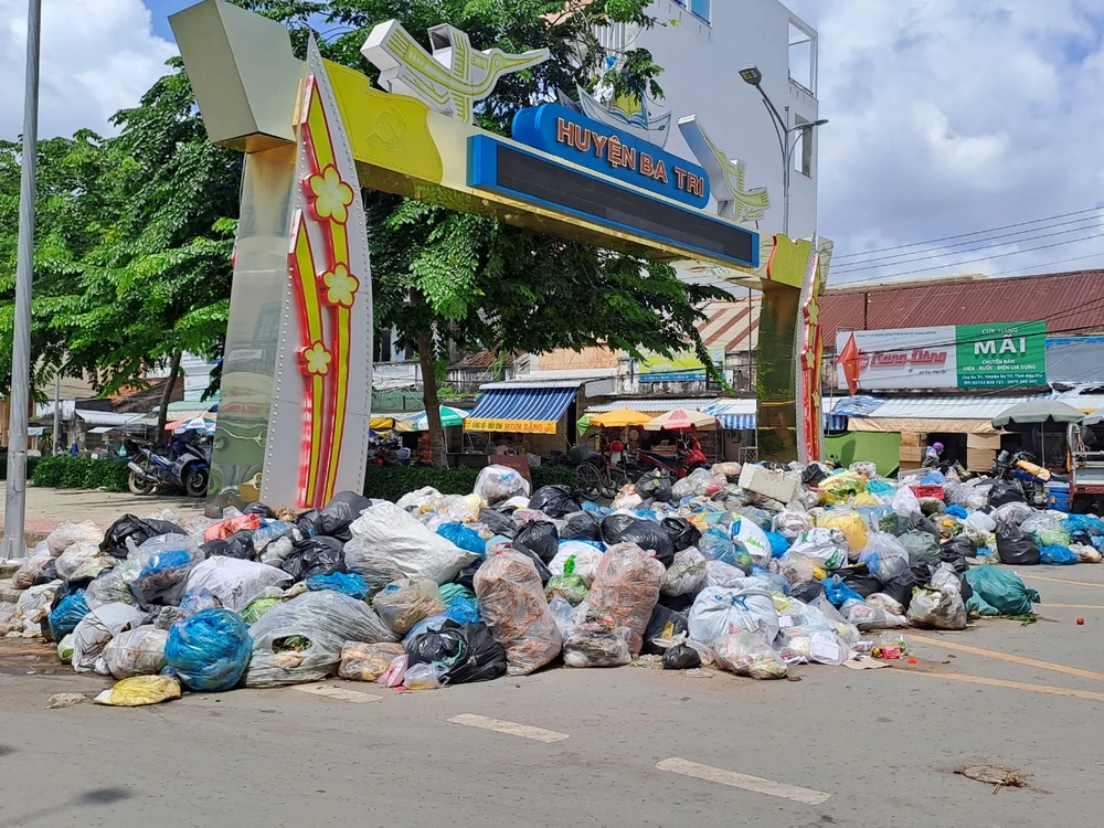 Rác thải ngập tràn nội ô thị trấn Ba Tri. ẢNH: ĐÔNG HÀ