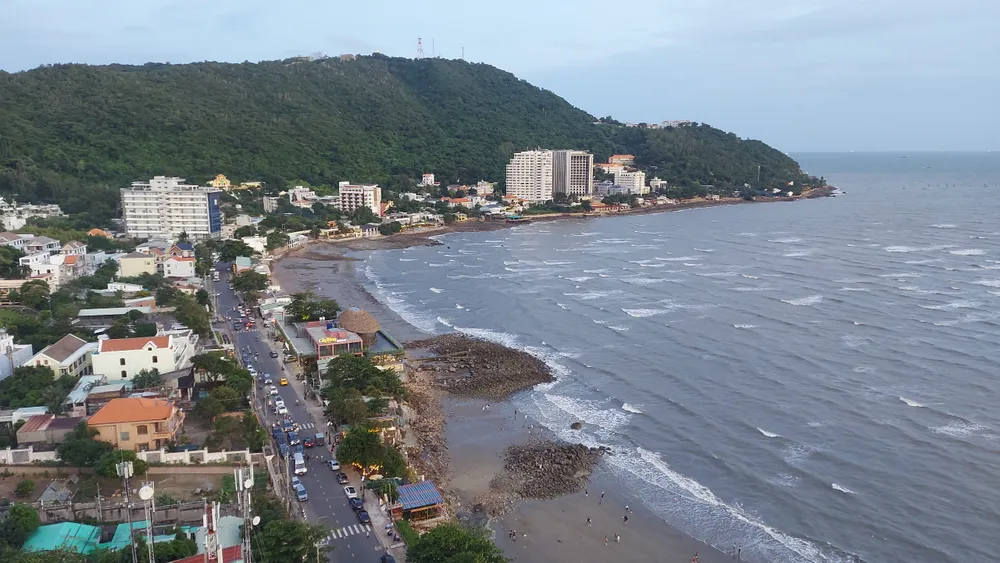 Một góc ven biển Bãi Dâu trên đường Trần Phú. Ảnh KL