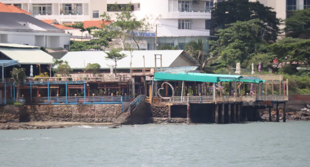 Một quán cà phê lấn ra biển tại khu vực Bãi Dâu. Ảnh KL