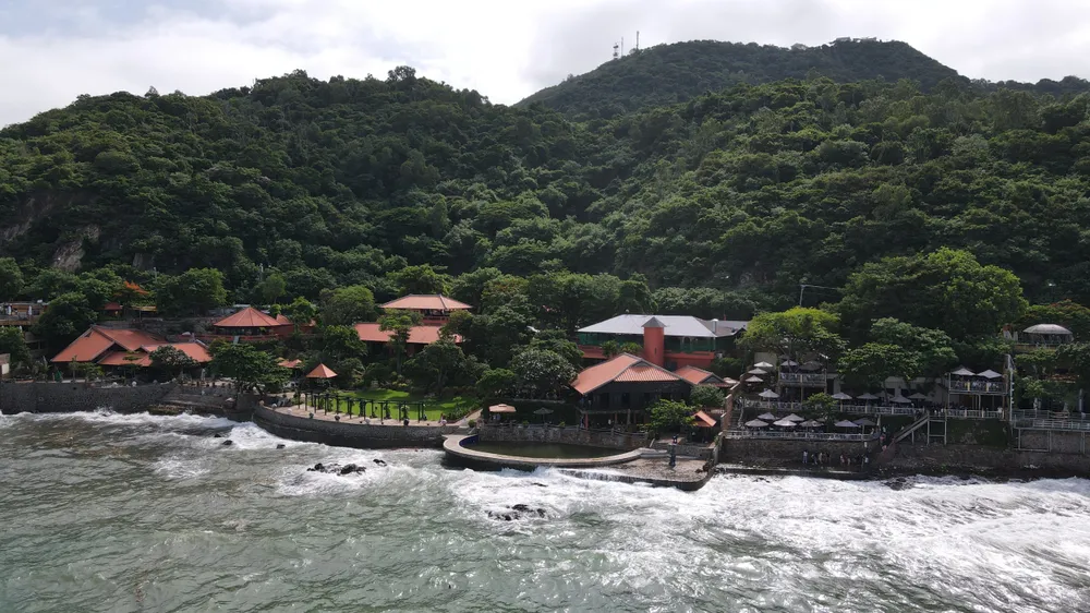 Một quán cà phê sát bờ biển khu vực Bãi Dâu. Ảnh KL