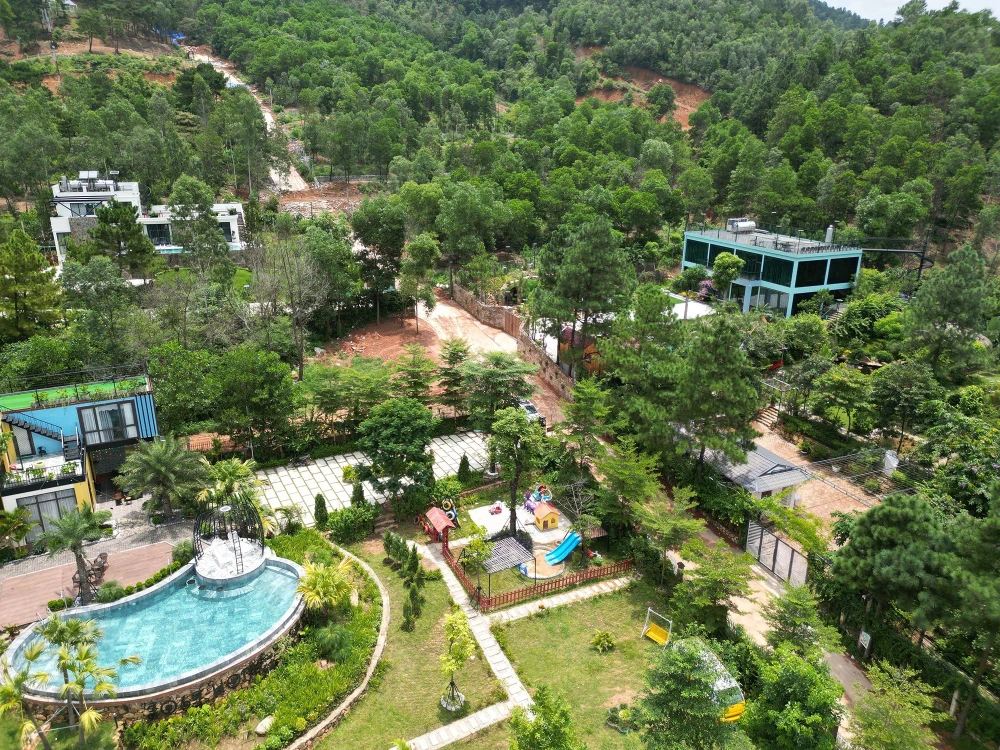 Đây là con đường bị sạt lở đất vùi lấp nhiều ô tô ở xóm Ban Tiện (xã Minh Phú, Sóc Sơn, Hà Nội), xung quanh mọc lên nhiều biệt thự, homestay trên đất trồng rừng. Ảnh TP