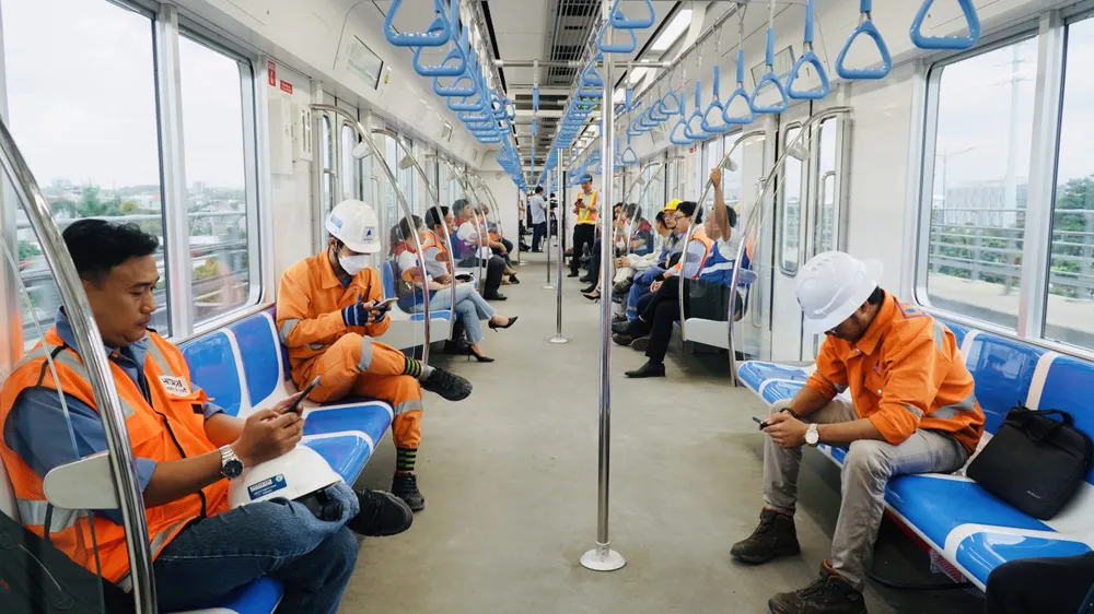 Hành khách tham gia chạy thử nghiệm đều cho biết tàu chạy êm và an toàn. Ảnh bên trong toa tàu metro số 1. Ảnh: TRANG TIẾN