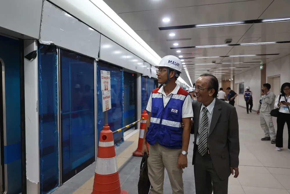 Ông Hà Ngọc Trường, Phó Chủ tịch Hội Cầu đường cảng TP.HCM, một trong những vị khách đầu tiên của tàu metro số 1, có mặt từ sớm. Ảnh TRANG TIẾN