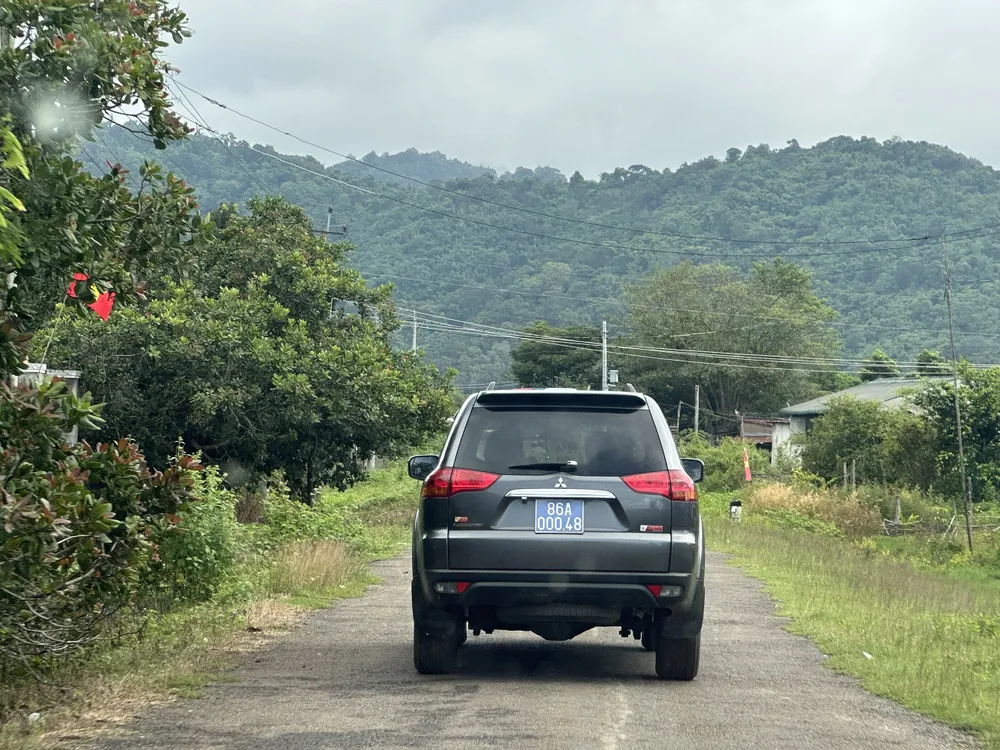 Đoàn công tác của Sở NN&PTNT tỉnh Bình Thuận vào rừng. Ảnh VÕ TÙNG Đoàn công tác của Sở NN&PTNT tỉnh Bình Thuận vào rừng. Ảnh VÕ TÙNG