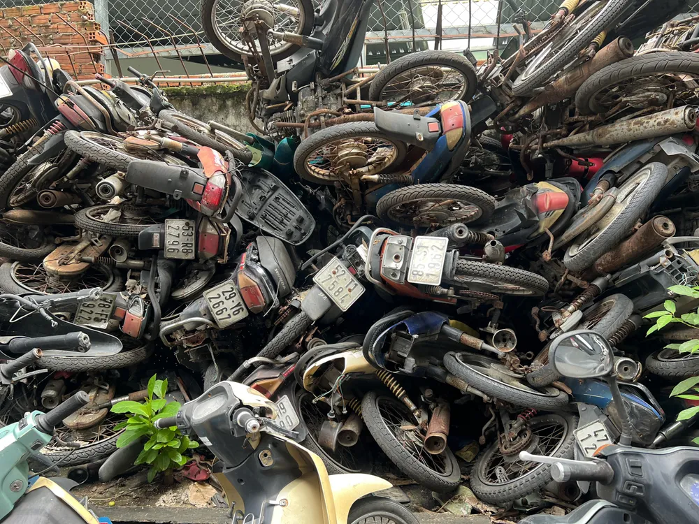 Xe bị bỏ lại tại nhà xe của BXMĐ hầu hết là đã cũ. Ảnh Đào Trang Xe bị bỏ lại tại nhà xe của BXMĐ hầu hết là đã cũ. Ảnh Đào Trang