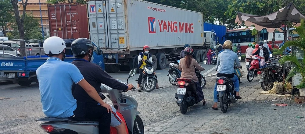 Một chiếc xe ra vào "bến" gây mất an toàn giao thông trên đường Mai Chí Thọ. Ảnh: ĐT xe-khach-6-6607-1575.jpg