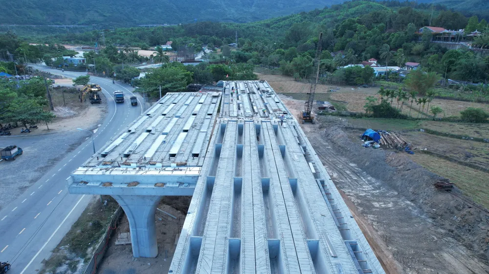 Giá vật liệu hiện nay biến động rất lớn so với thời điểm ký kết hợp đồng, ảnh hưởng lớn đến công tác triển khai thi công. Ảnh Tấn Việt Dau-tu-cong-1.jpg