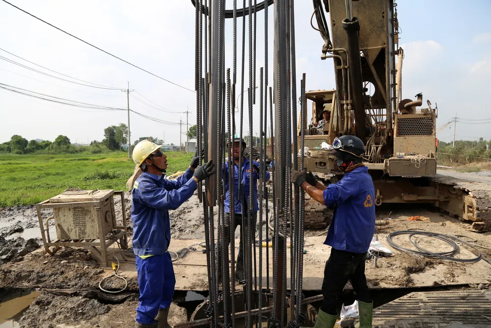 600 tỉ đồng vốn đầu tư công còn lại rơi vào các gói thầu xây lắp, đặc biệt nằm trong dự án vành đai 3. Ảnh HOÀNG GIANG dau-tu-cong-8.jpg