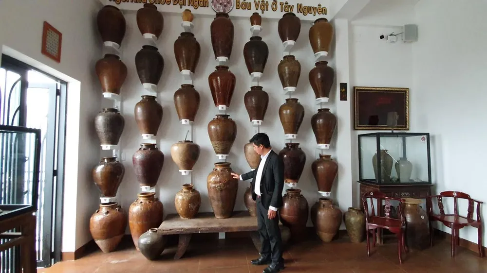 Theo đuổi hơn hai năm, bằng nhiều mối quan hệ, anh mới gặp được chủ nhân của chiếc bình cổ nói trên tại nhà riêng ở Bình Dương. Đó là nhà sưu tầm Nguyễn Đương, là một người rất đam mê sưu tập các hiện vật gốm sứ cổ xưa. Theo đuổi hơn hai năm, bằng nhiều mối quan hệ, anh mới gặp được chủ nhân của chiếc bình cổ nói trên tại nhà riêng ở Bình Dương. Đó là nhà sưu tầm Nguyễn Đương, là một người rất đam mê sưu tập các hiện vật gốm sứ cổ xưa.