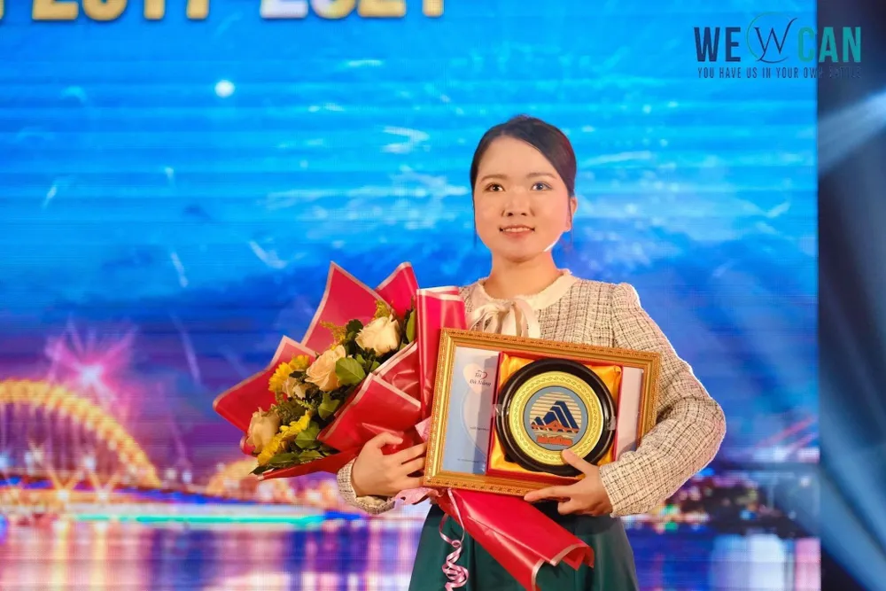 Chị Ngân đón nhận danh hiệu một trong những công dân truyền cảm hứng năm 2021 của TP Đà Nẵng. Ảnh: NVCC