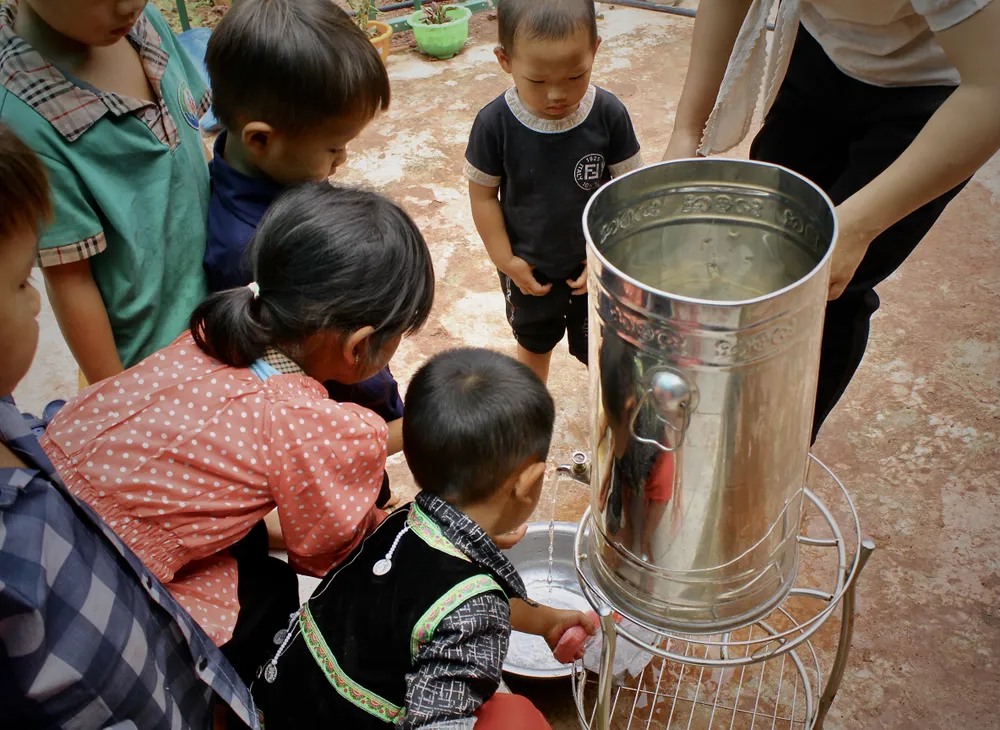 Bình nước rửa tay của các em luôn được cô Oai trữ đầy nước suối nguồn.