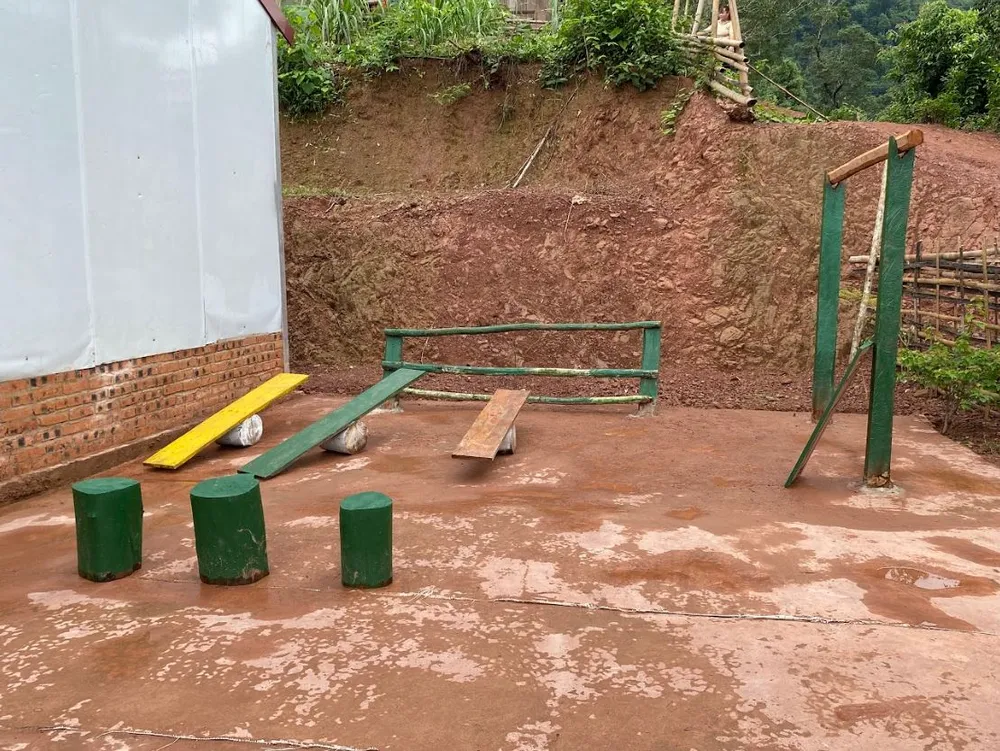 Chiếc bập bênh của trẻ em tại điểm trường Huổi Púng cũng chỉ đơn sơ vài tấm gỗ được đặt trên phiến đá.