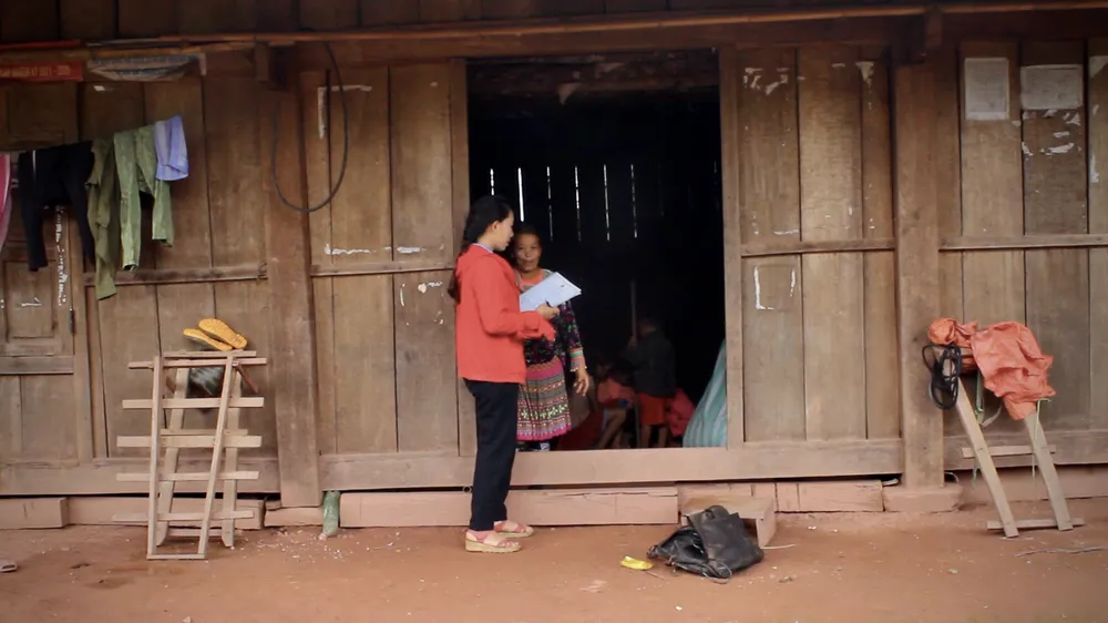 Để đảm bảo trẻ em đến trường đúng độ tuổi, đầu năm học cô Oai sẽ đi từng nhà kiểm tra giấy khai sinh và vận động cha mẹ đưa trẻ tới lớp.