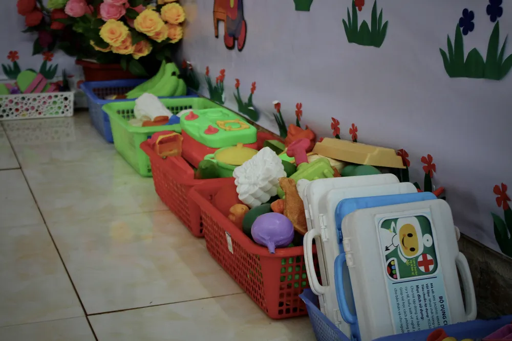 Đồ chơi tại góc học tập của các em cũng là phần quà tặng của một quỹ thiện nguyện gửi lên hồi cuối năm ngoái.