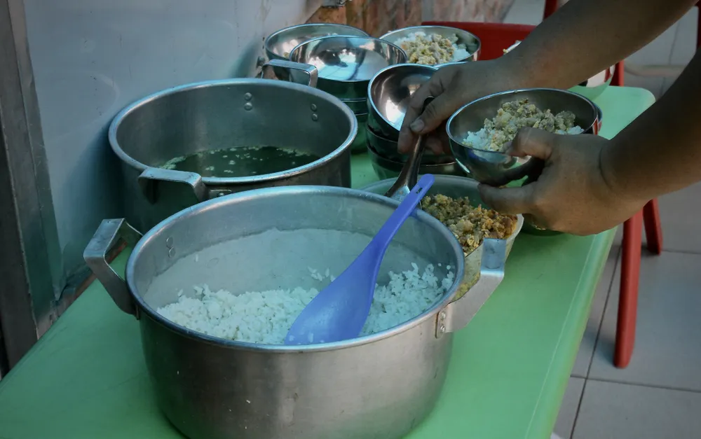 Mỗi ngày bữa cơm trưa của các em sẽ bao gồm một món canh và một món mặn.