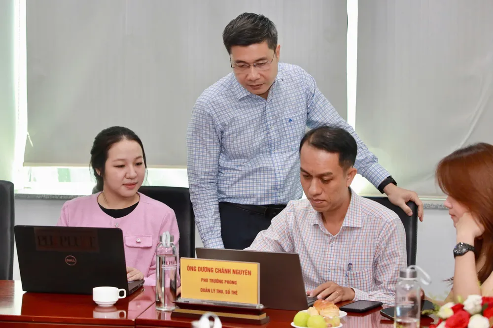 Các chuyên gia thảo luận trả lời câu hỏi của bạn đọc tại buổi giao lưu. Ảnh: NGUYỆT NHI p14 GLTT BHXH 18.jpg
