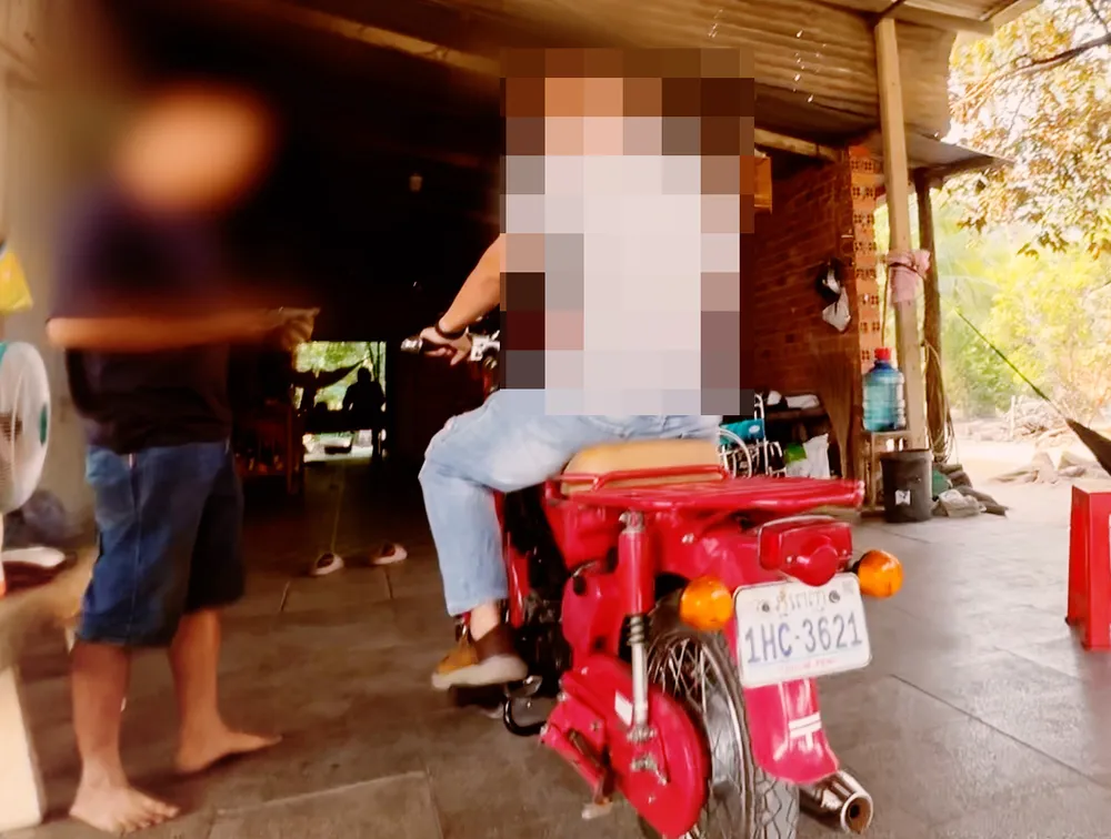 Thanh niên tên Lợi chào bán chiếc xe MD không giấy tờ, biển số Campuchia với giá 35 triệu đồng.