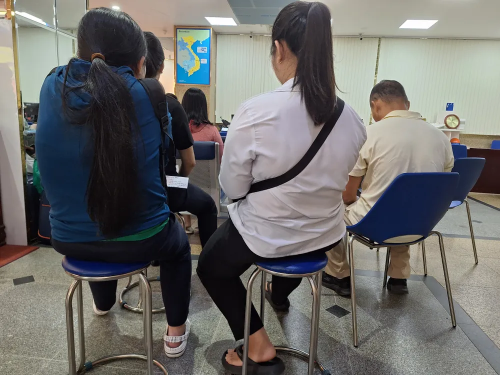 p11 khach- hang-cho-doi-mua- bac 1.jpg