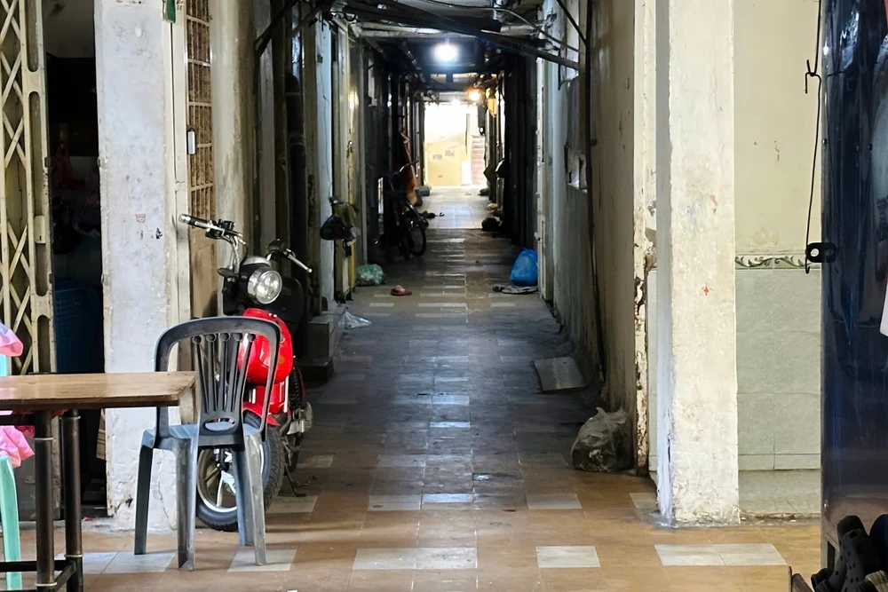 Tại chung cư Thanh Đa, hành lang và không gian sinh hoạt gia đình trở thành nơi để, sạc xe điện bất đắc dĩ. Ảnh: THẢO HIỀN