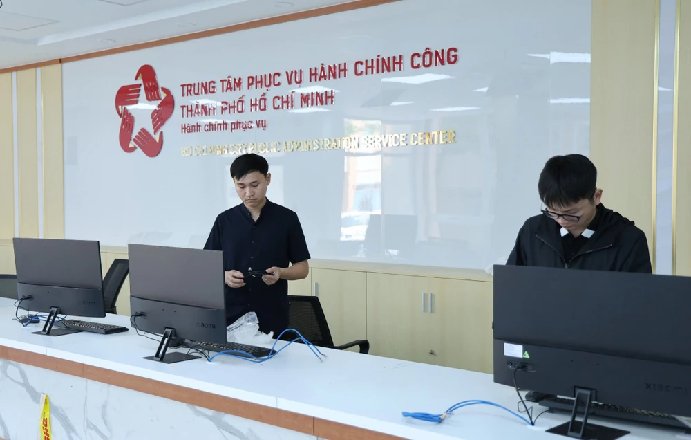 Đội ngũ kỹ thuật hoàn tất khâu lắp đặt thiết bị, máy móc và cơ sở vật chất tại bộ phận tiếp nhận và trả kết quả để đưa Trung tâm vào vận hành chính thức trong sáng 29-12. Ảnh: LÊ THOA