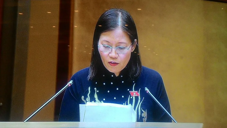 Bà Lê Thị Nga Chủ nhiệm Ủy ban Tư pháp đang đọc báo cáo. Ảnh chụp qua màn hình: TN