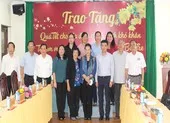 Chủ tịch Quốc hội: 'Rất ấn tượng về Thủ tướng, Phó Thủ tướng' ảnh 2 Chủ tịch Quốc hội trao quà Tết tại Bến Tre