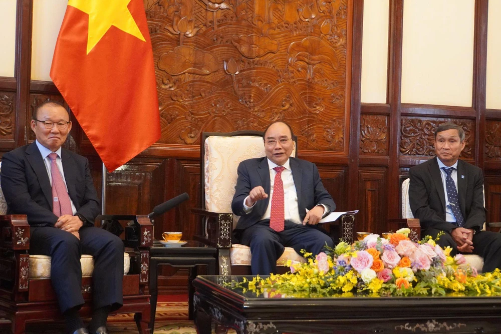Chủ tịch nước Nguyễn Xuân Phúc gặp mặt thân mật hai HLV đối tuyển bóng đá quốc gia. Ảnh: XĐ