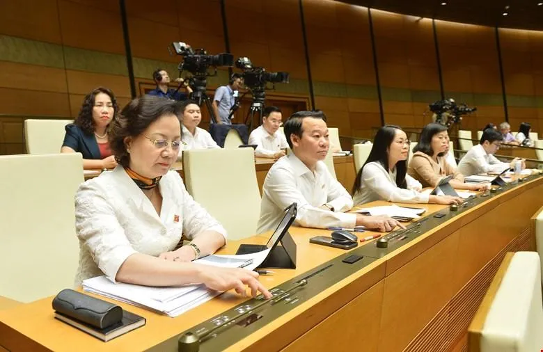 QH biểu quyết thông qua Nghị quyết về chương trình xây dựng luật, pháp lệnh. Ảnh: QH