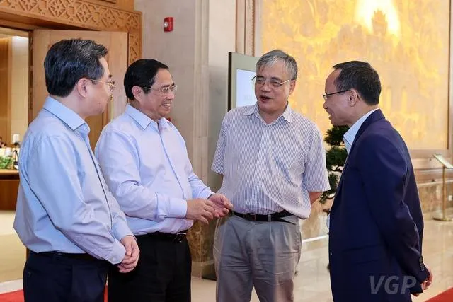 Thủ tướng Phạm Minh Chính trao đổi với các chuyên gia bên hành lang hội nghị. Ảnh: VGP