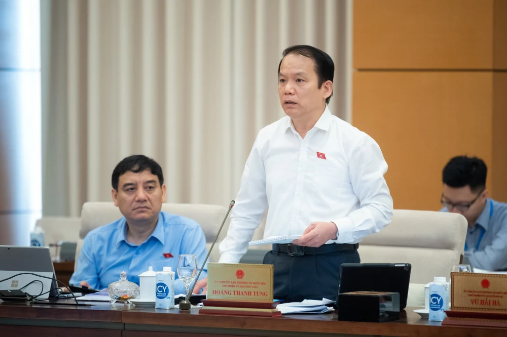 Chủ nhiệm Ủy ban Pháp luật Hoàng Thanh Tùng trình bày báo cáo thẩm tra. Ảnh: PHẠM THẮNG Chủ nhiệm Ủy ban Pháp luật Hoàng Thanh Tùng trình bày báo cáo thẩm tra. Ảnh: PHẠM THẮNG
