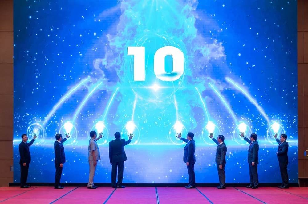 Chủ tịch Quốc hội Vương Đình Huệ cùng lãnh đạo Quốc hội đã bấm nút khai trương công bố Logo, Bộ nhận diện và webiste Hội nghị. Ảnh: PHẠM THẮNG