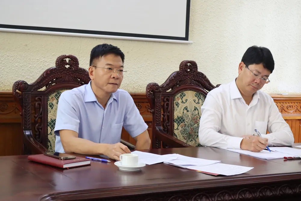 Bộ trưởng Tư pháp Lê Thành Long (bên trái) và Thứ trưởng Nguyễn Thanh Tịnh tại cuộc họp. Lãnh đạo Bộ Tư pháp - Ảnh P.V.JPG